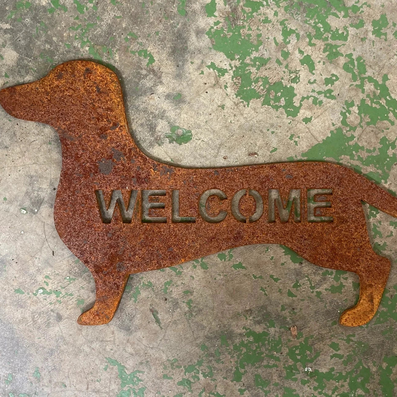 Dachshund Rusty Metal Sign: Welcome