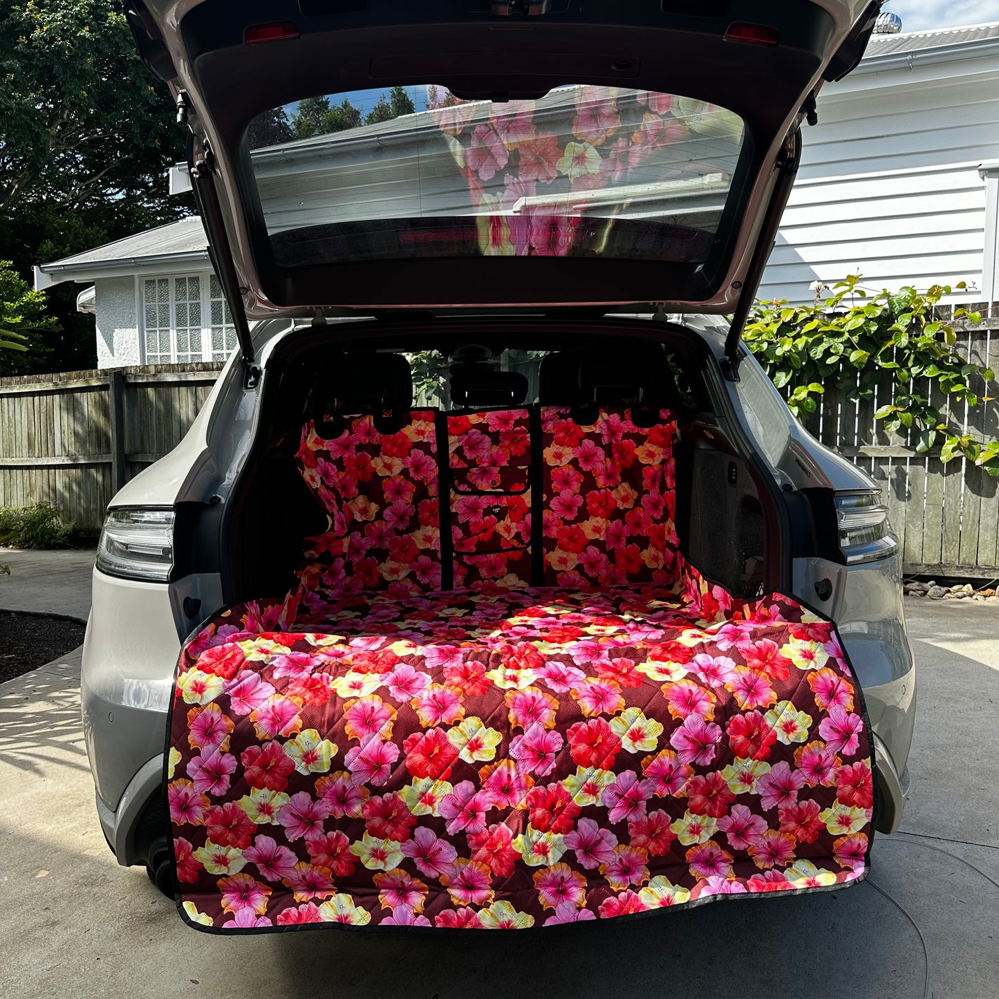 Hibiscus: Deluxe Car Boot Cover